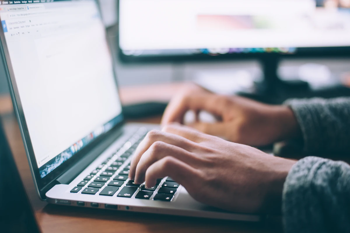 AnyDesk ile uzaktan destek için bilgisayar başında teknik çalışma